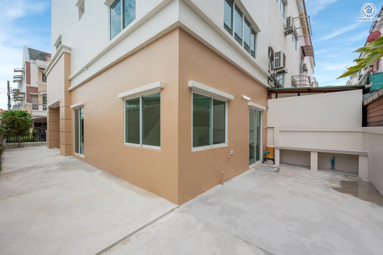 บ้านมือสองตกแต่งใหม่ โครงการ ปริญลักษณ์ วงแหวน-สาทร หลังมุม เนื้อที่ 36.9 ตร.ว. ฟังก์ชัน 3 ห้องนอน 4 ห้องน้ำ 2 ที่จอดรถ ภายในกว้าง พื้นที่ใช้สอยเยอะ บนทำเลเดินทางสะดวก ติดถนนกาญจนาภิเษก เชื่อมต่อถนนเพชรเกษม, ถนนกัลปพฤกษ์ ใกล้รถไฟฟ้าสายสีน้ำเงิน "สถานีหลักสอง"